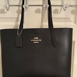 Coach Black Tote Bag Sleek Design